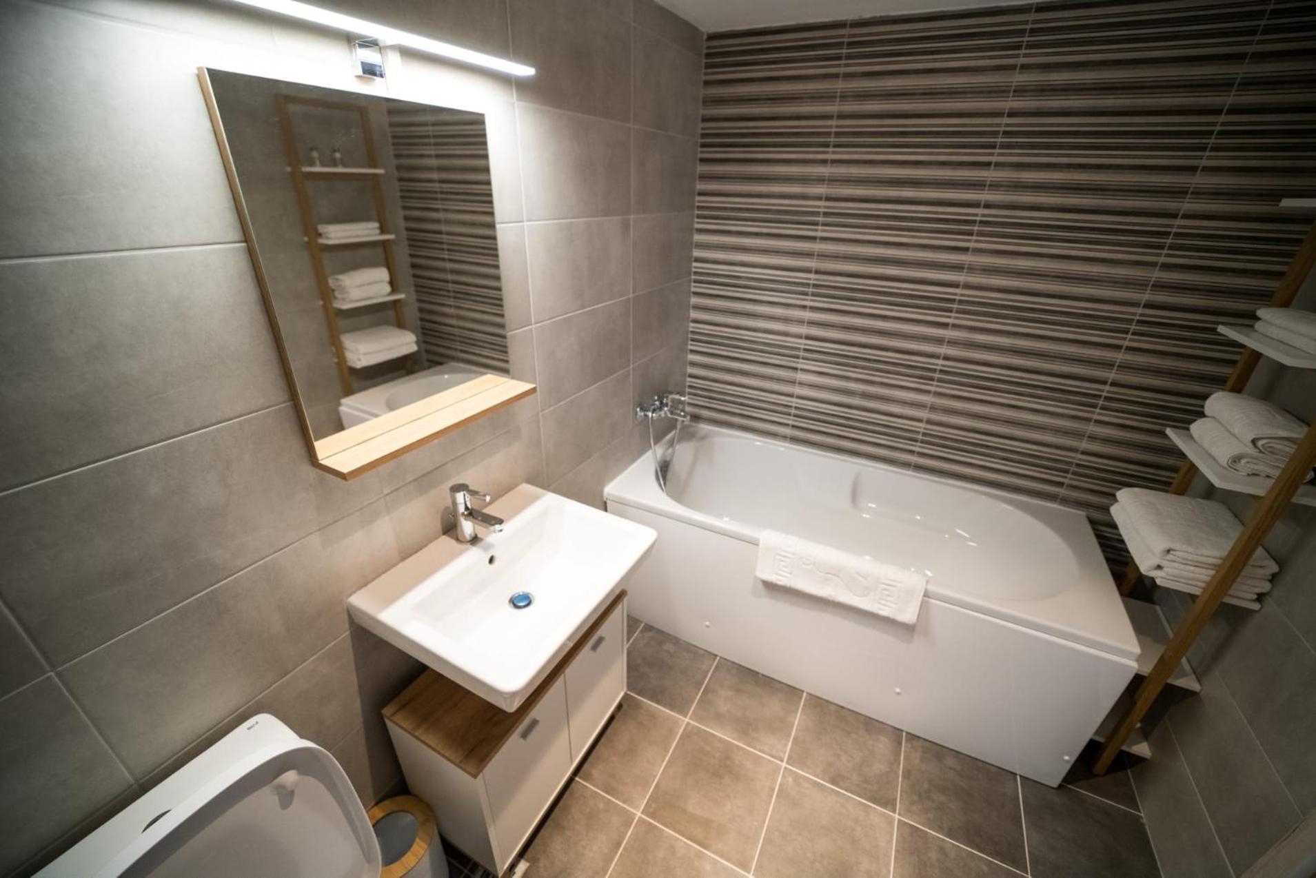Garsoniera Turquoise Rezidential Moghioros Park Apartment Bukares Bagian luar foto